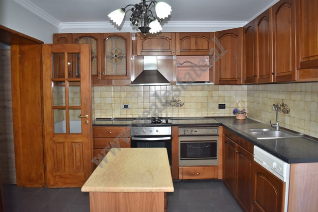 Apartamento de dos habitaciones en alquiler cerca de la calle fortuzi en Tirana