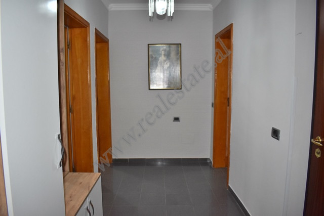 Apartamento de dos habitaciones en alquiler cerca de la calle fortuzi en Tirana