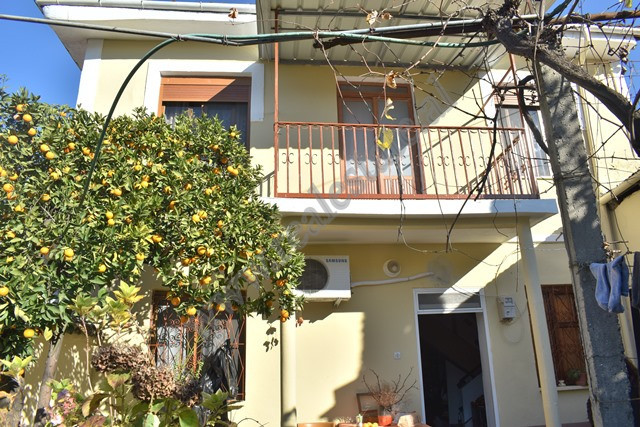 Zweistöckige villa zum verkauf in der nähe des medrese-gebiets in Tirana, albanien