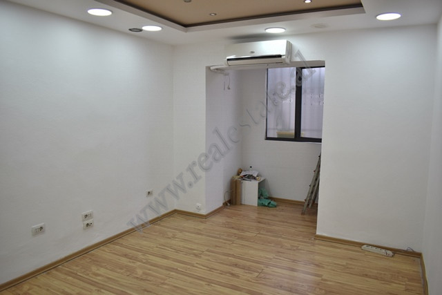 Espaço de escritório para alugar perto da rua mine peza em Tirana, albânia (4)