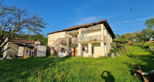 Villa de dos pisos en venta cerca del área de mullet en Tirana, albania