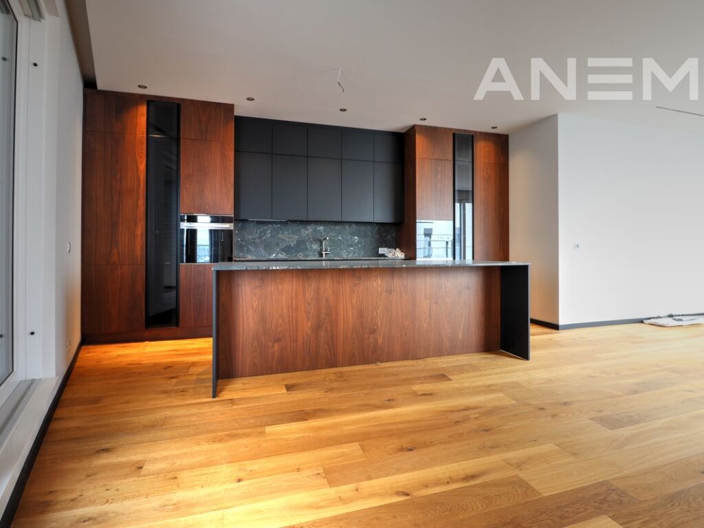 Office for rent with 3 workspaces in Veternik