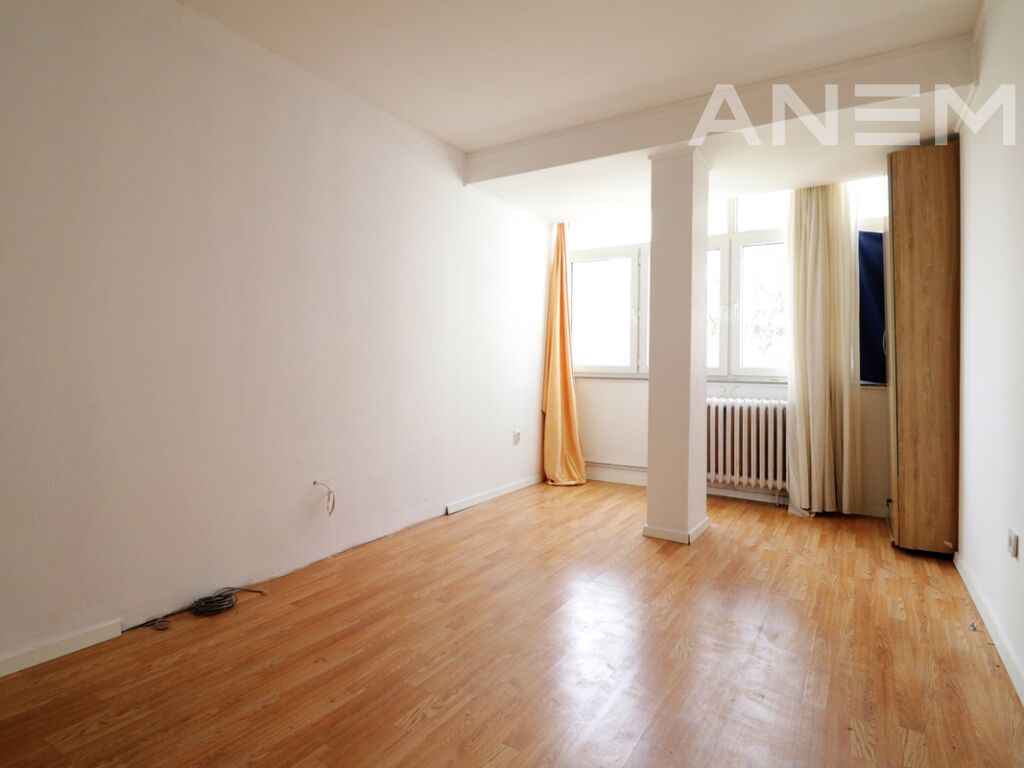 Bureau à louer avec 2 espaces de travail au centre