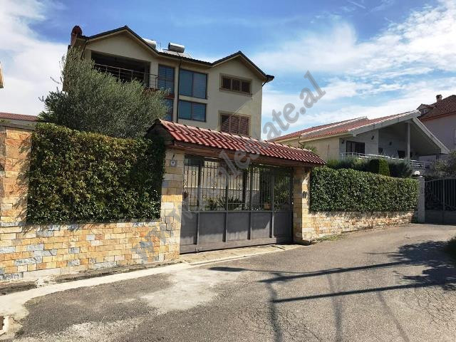 Villa de tres pisos en venta cerca de la universidad agrícola en Tirana, albania