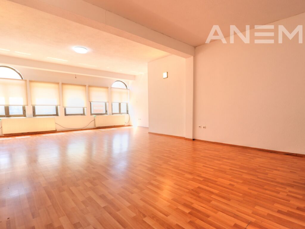 Büro zur miete mit 2 arbeitsbereichen in Tophane