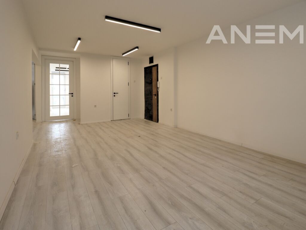 Banesë/zyre me qira me 4 hapësira pune në qendër
