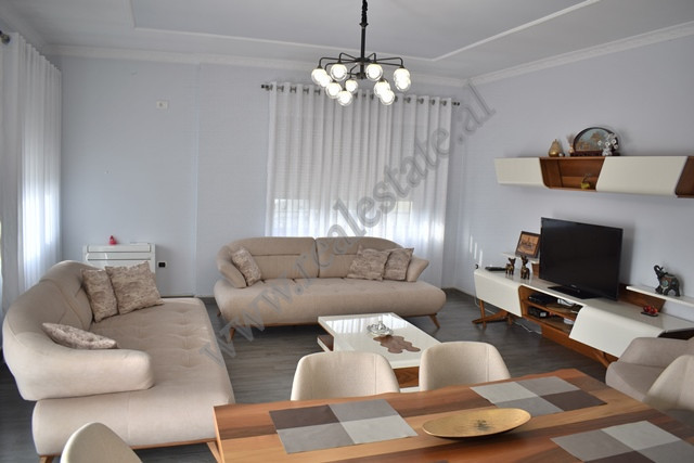 Apartamento de três quartos para alugar perto do zoo park em Tirana
