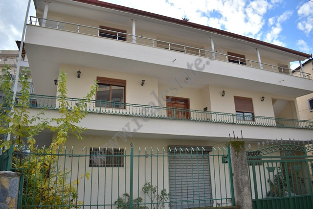 Vila me tre kate për shitje pranë rrugës elbasani në Tiranë, shqipëri