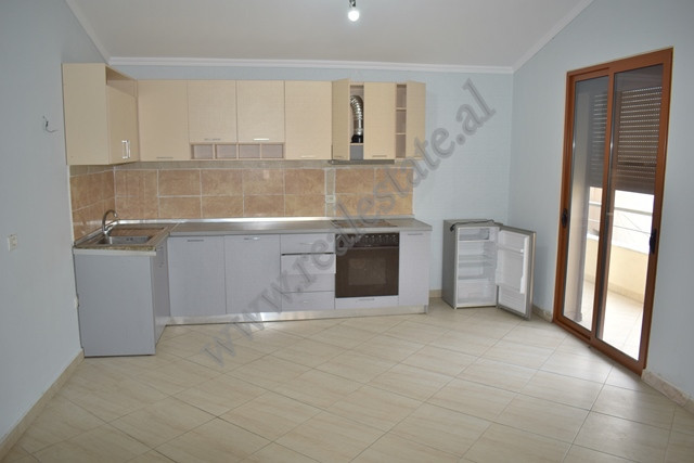 Drei-geschossige villa zum verkauf in der nähe der Elbasan-straße in Tirana