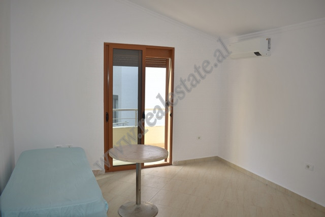 Drei-geschossige villa zum verkauf in der nähe der Elbasan-straße in Tirana