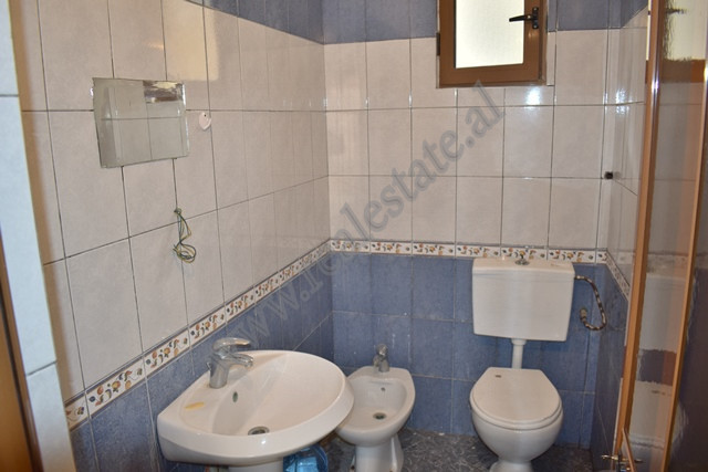 Drei-geschossige villa zum verkauf in der nähe der Elbasan-straße in Tirana