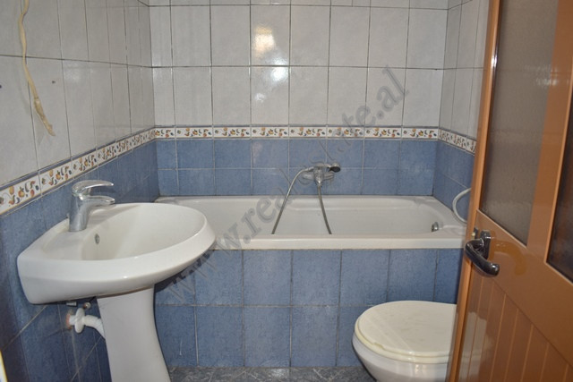 Drei-geschossige villa zum verkauf in der nähe der Elbasan-straße in Tirana