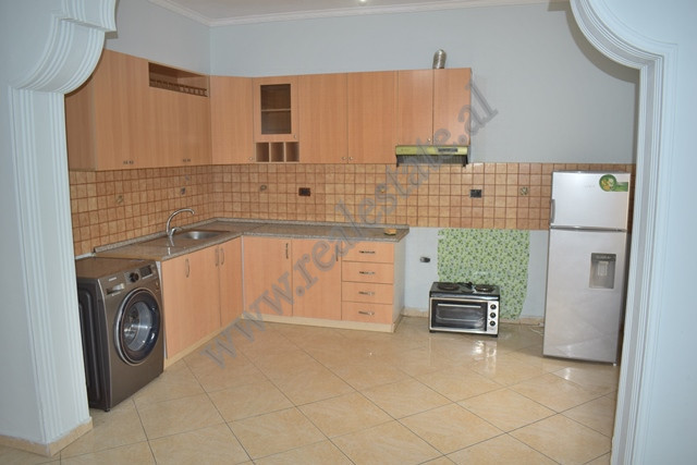 Vila me tre kate për shitje pranë rrugës elbasani në Tiranë, shqipëri (4)