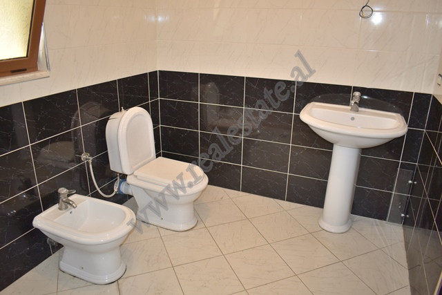 Drei-geschossige villa zum verkauf in der nähe der Elbasan-straße in Tirana