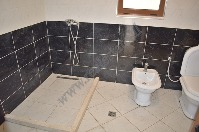 Drei-geschossige villa zum verkauf in der nähe der Elbasan-straße in Tirana