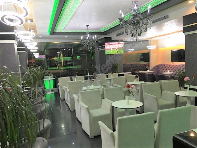Bar de café à venda na rua don bosko em Tirana, albânia