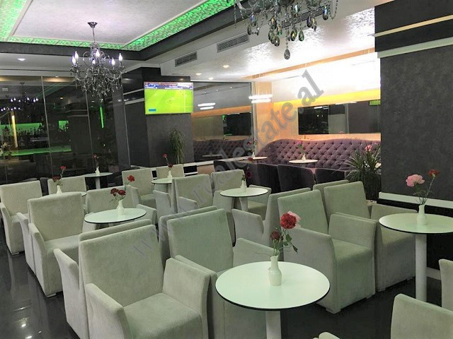 Bar de café à venda na rua don bosko em Tirana, albânia (2)