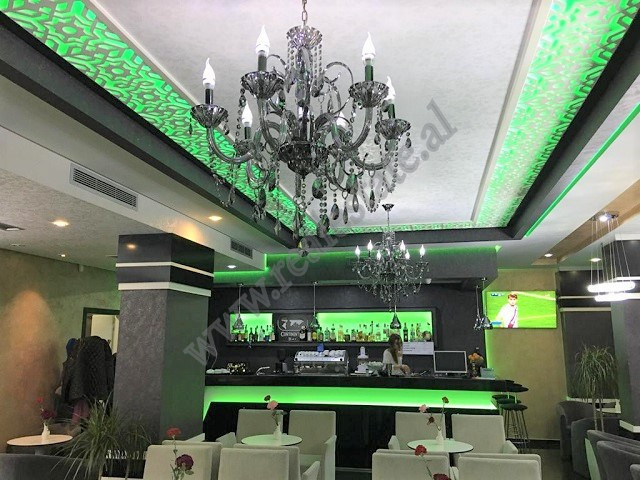 Bar de café à venda na rua don bosko em Tirana, albânia (3)