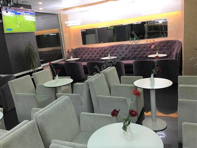 Bar de café à venda na rua don bosko em Tirana, albânia (4)