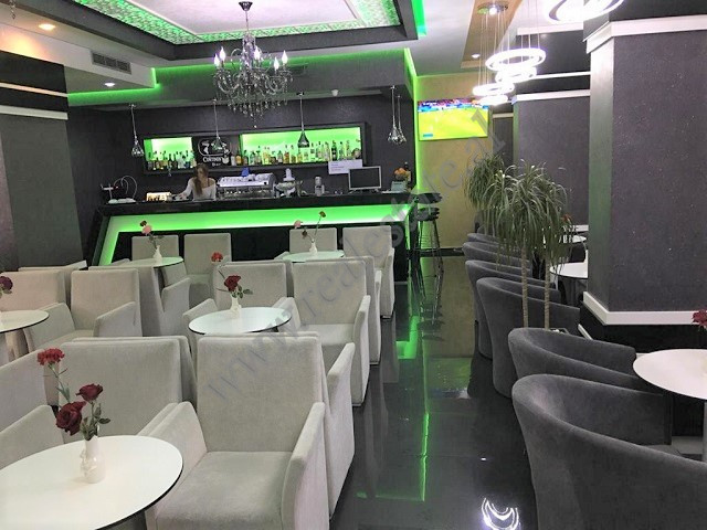 Bar de café à venda na rua don bosko em Tirana, albânia (5)