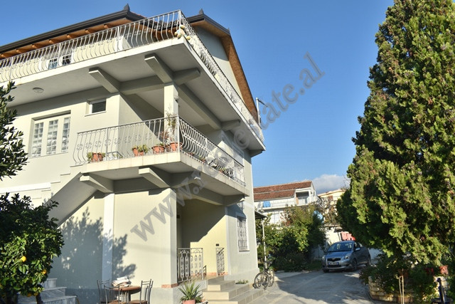 Villa de três andares à venda perto do novo boulevard em Tirana, albânia