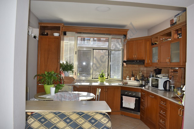 Apartamento de dois quartos à venda perto da rua ferit xhajko em Tirana, albânia (5)