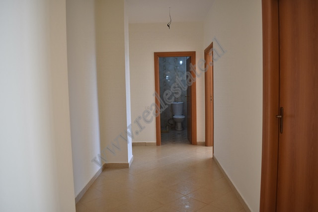 Apartamento de dois quartos à venda na área shkoze em Tirana, albânia