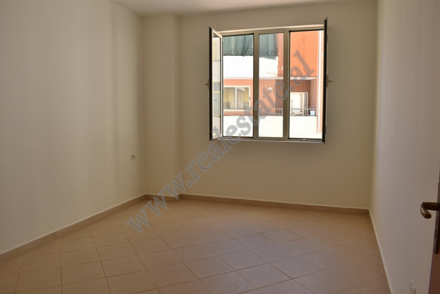 Apartamento de dois quartos à venda na área shkoze em Tirana, albânia
