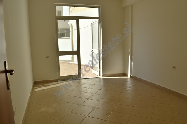 Apartamento de dois quartos à venda na área shkoze em Tirana, albânia