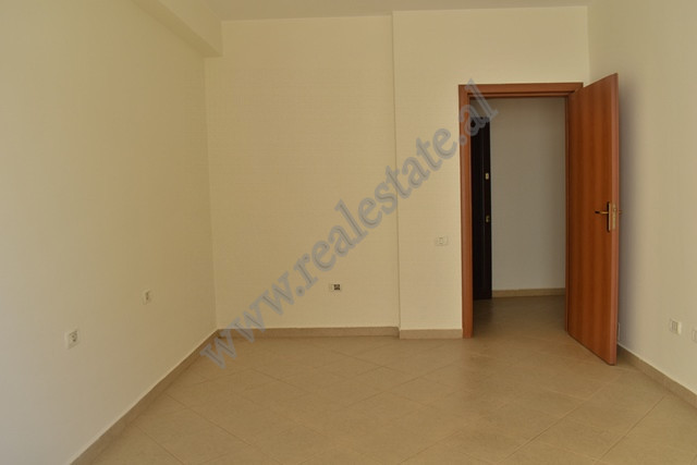 Apartamento de dois quartos à venda na área shkoze em Tirana, albânia