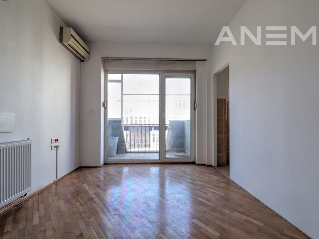 Office for rent with 3 workspaces in the center