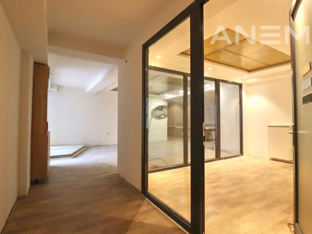 Zyre me qira 208m² në lagjen Arbëria
