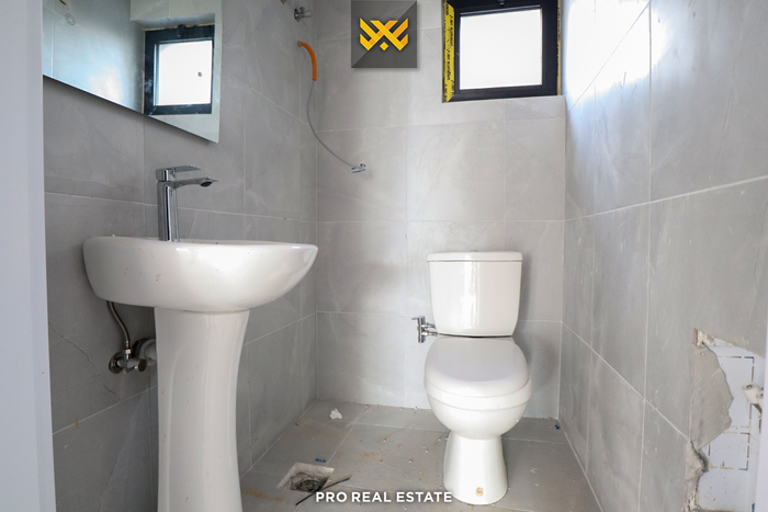 Local commercial de 185m² à louer à Fushë Kosovë
