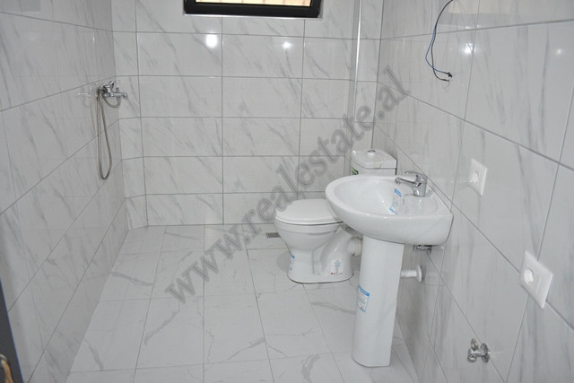 Villa de três andares para alugar perto da rua haxhi hysen dalliu em Tirana, albânia (4)