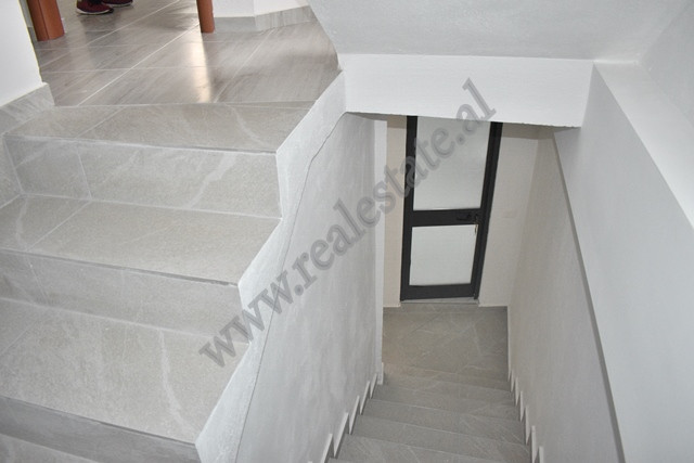 Villa de três andares para alugar perto da rua haxhi hysen dalliu em Tirana, albânia (5)