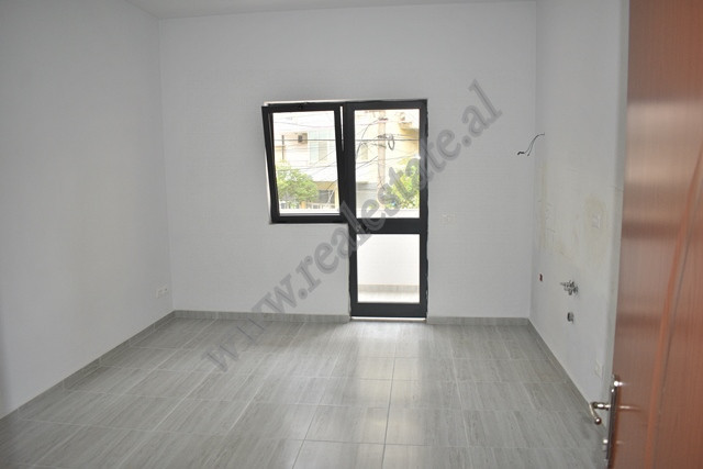 Villa de três andares para alugar perto da rua haxhi hysen dalliu em Tirana, albânia (6)