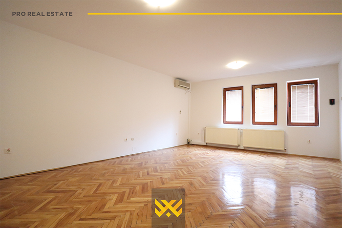Maison de 470m² à louer à dragodan.