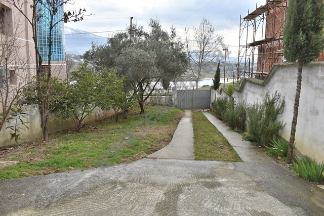 Villa de 3 étages à vendre au lac de farka à Tirana, albanie (2)