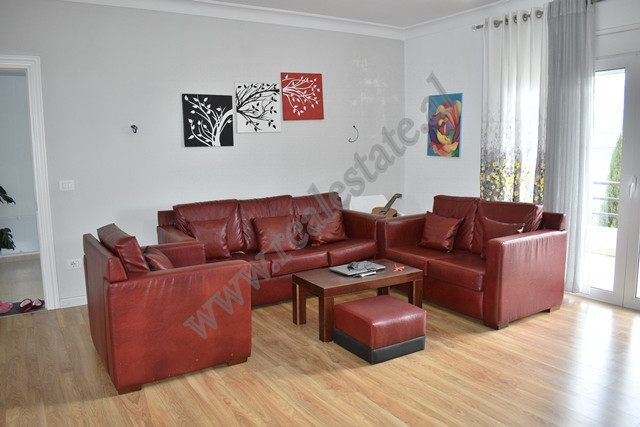 Villa de 3 étages à vendre au lac de farka à Tirana, albanie (5)