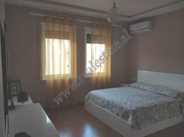 Apartament me tre dhoma gjumi për shitje pranë kristal center në Tiranë, shqipëri (7)