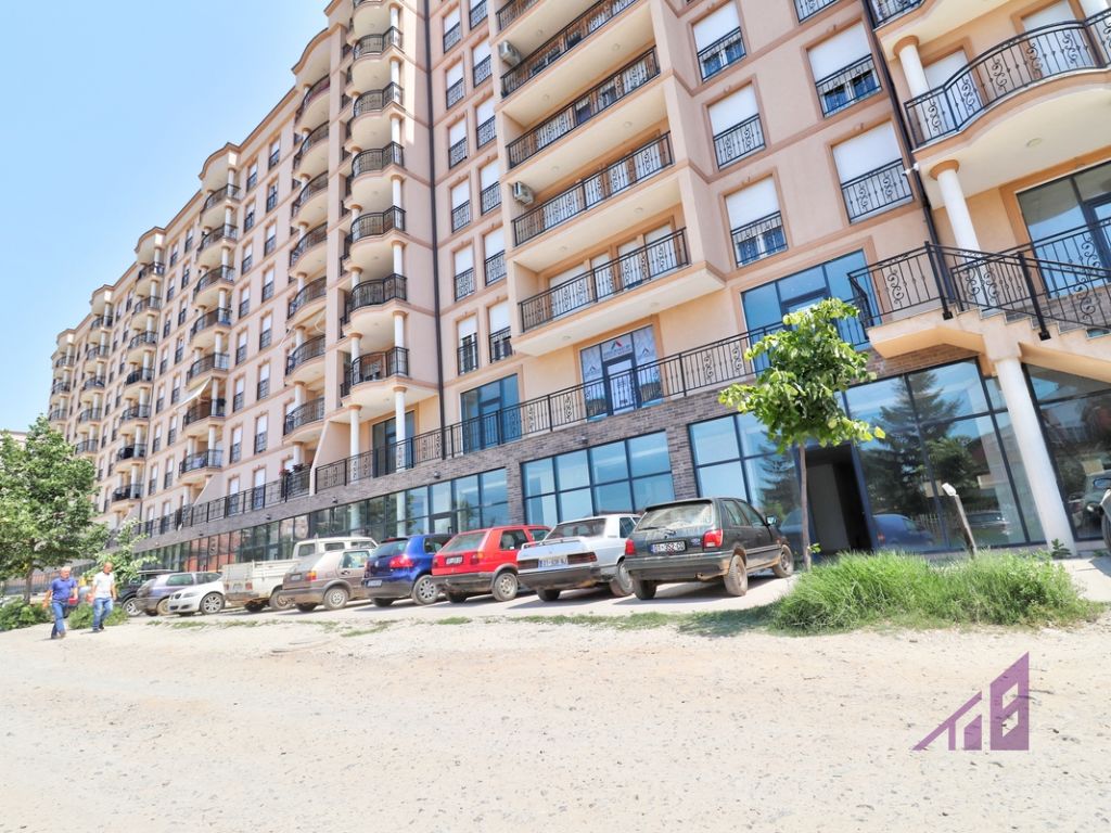 Negozio in affitto di 2100 metri quadrati nel centro di Lipjan