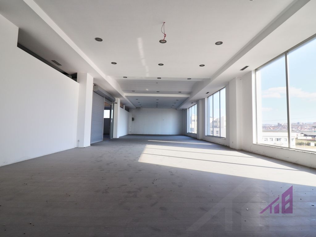 Spazio commerciale in vendita, 200 metri quadrati sulla strada principale Prishtinë-Fushë Kosovë