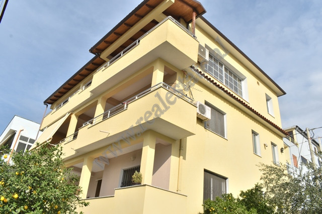 Villa de tres pisos en venta cerca de la calle xhanfize keko en Tirana, albania