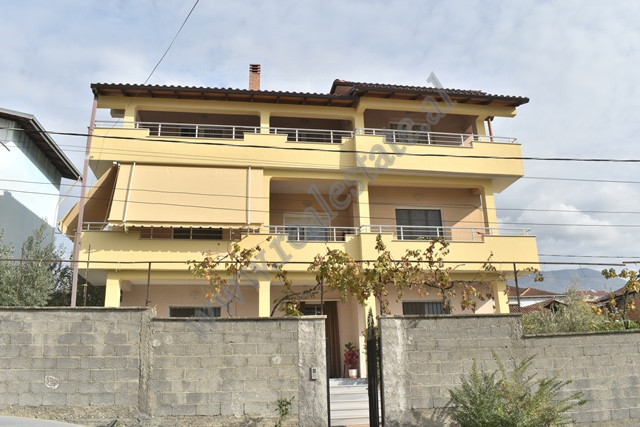 Villa de tres pisos en venta cerca de la calle xhanfize keko en Tirana, albania (2)