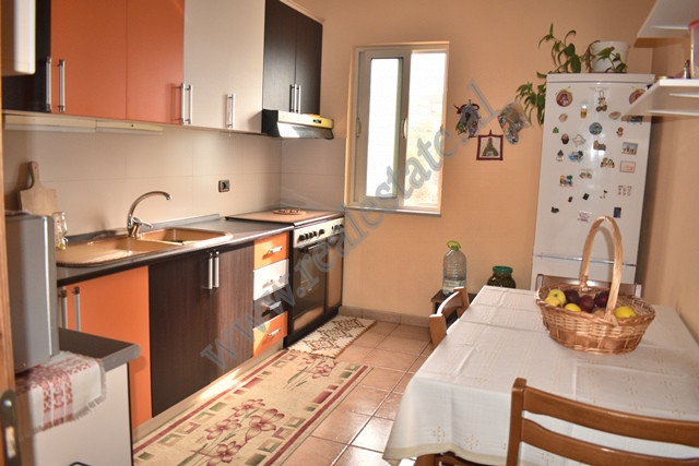Villa de tres pisos en venta cerca de la calle xhanfize keko en Tirana, albania (5)