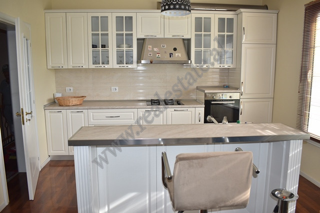 Villa de tres pisos en venta cerca de la calle xhanfize keko en Tirana, albania (6)