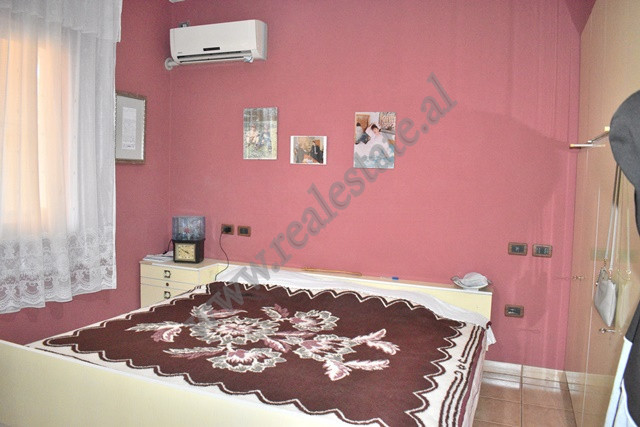 Villa de tres pisos en venta cerca de la calle xhanfize keko en Tirana, albania (8)