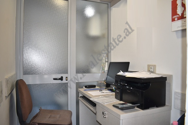 Spazio commerciale in vendita vicino a pallati me shigjeta a Tirana, albania (3)