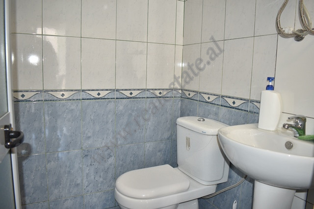 Spazio commerciale in vendita vicino a pallati me shigjeta a Tirana, albania (4)