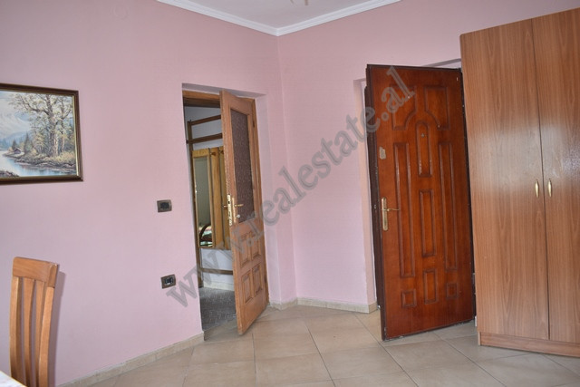 Apartament me një dhomë gjumi për shitje pranë kryqëzimit 21 dhjetori në Tiranë, shqipëri